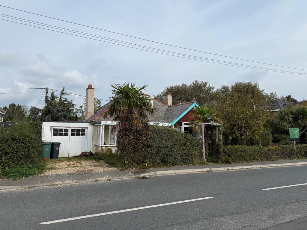 Lot: 115 - BUNGALOW FOR RENOVATION - View from the road of bungalow for improvement